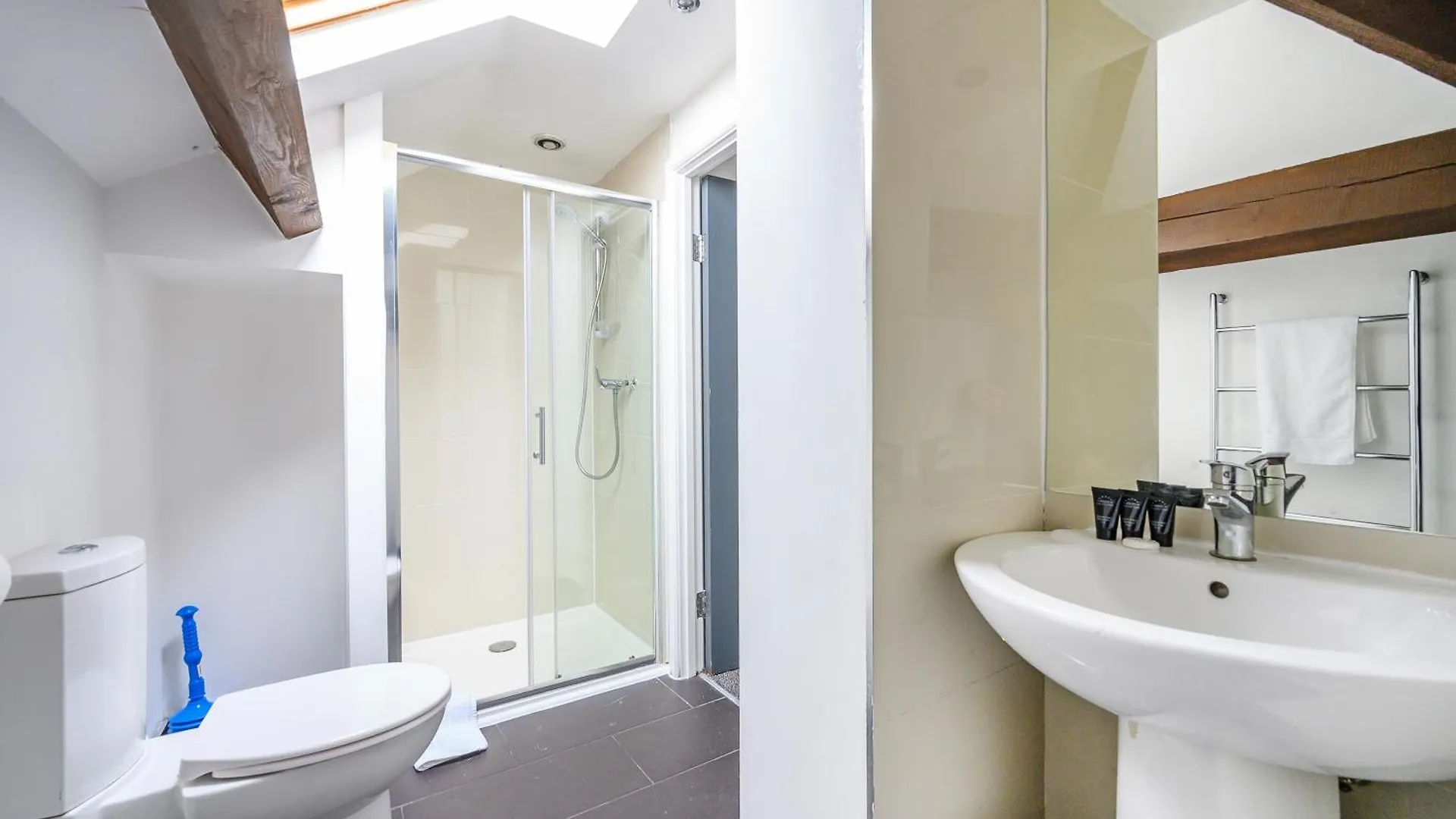 Pensionat -Rc83- For Your Relaxed,Cosy Stay,Free Parking Leeds